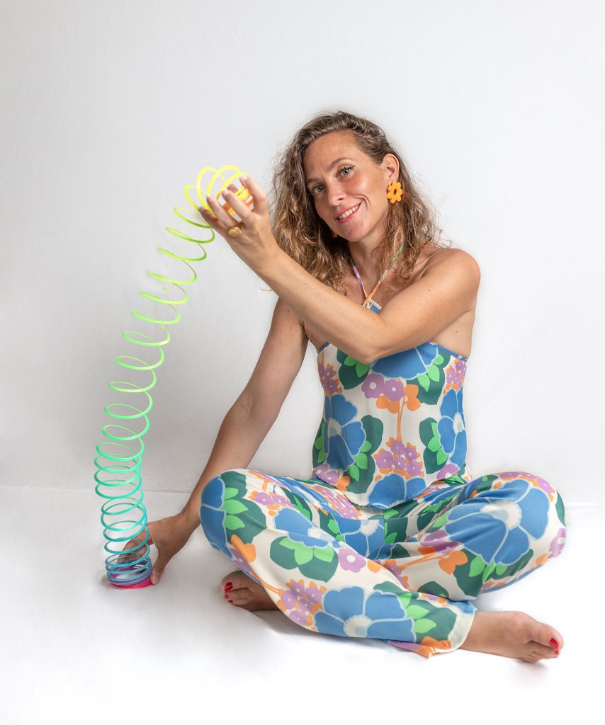 Portait de Loren Fascianel avec un jeu coloré