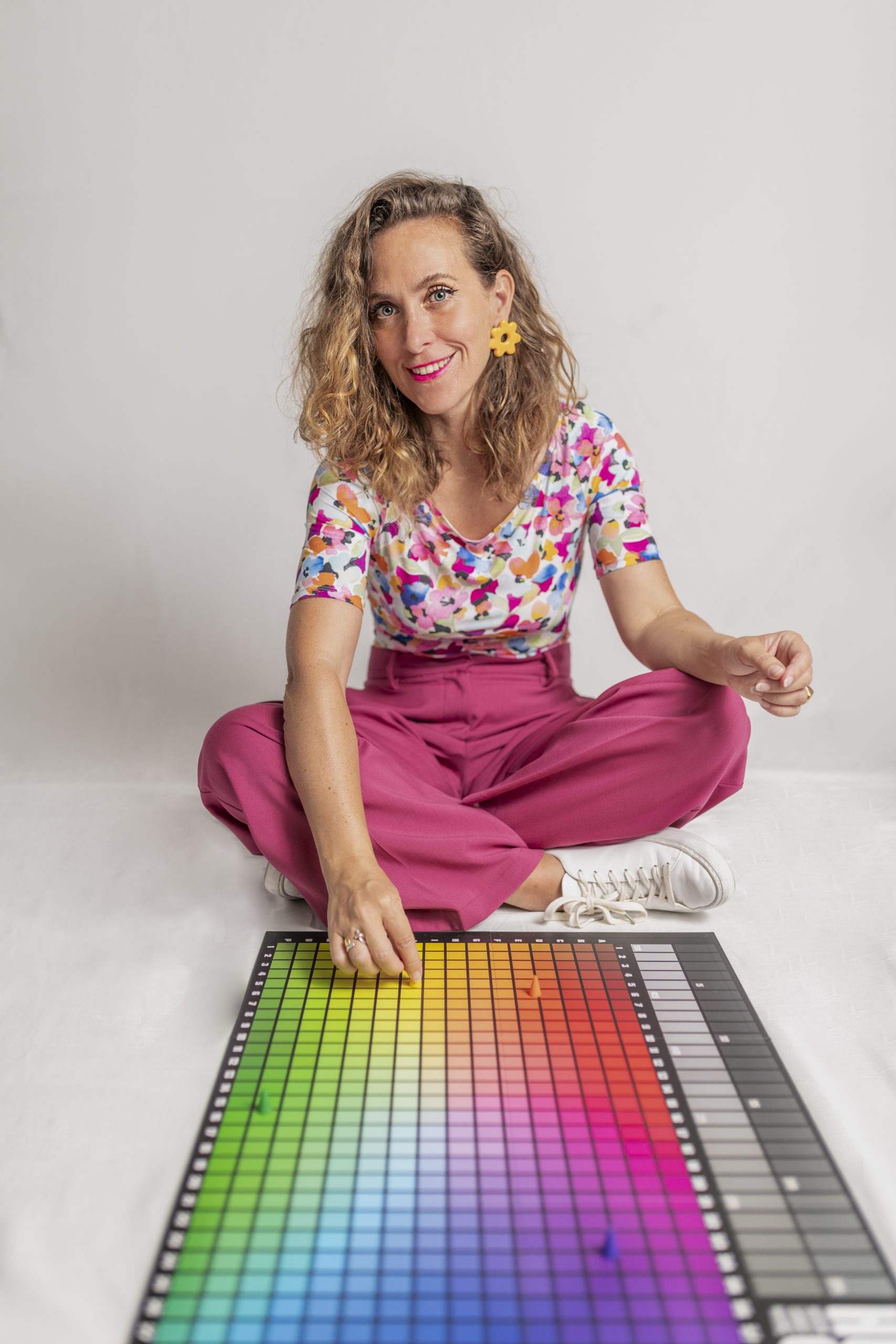 Portait de Loren Fascianel devant un plateau de jeu coloré